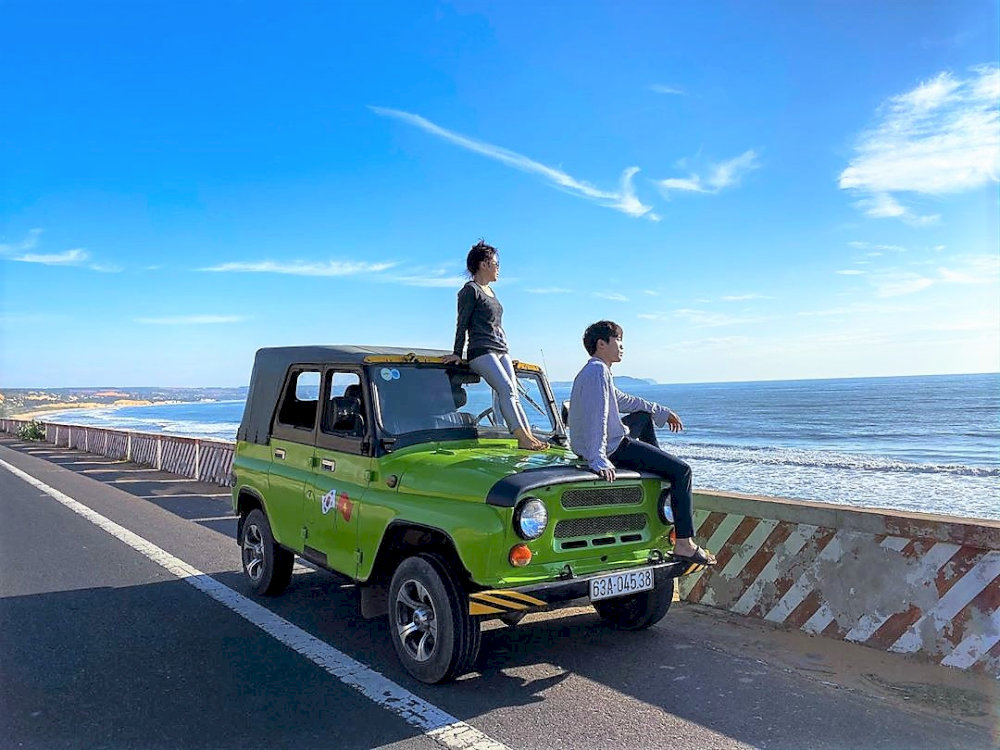 Chụp hình cùng xe jeep